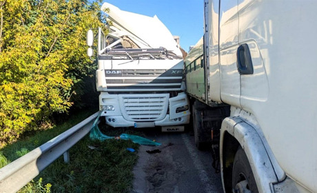 На Рівненщині зіткнулися три вантажівки: одного з водіїв госпіталізували