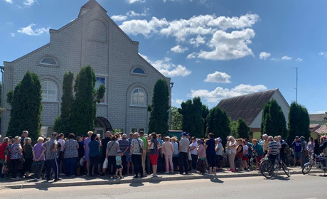 Ажіотаж на вулиці Шкільній у Переяславі: роздавали гуманітарну допомогу