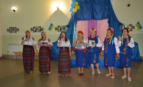 Миколаївців вітали зі святом піснями та танцями