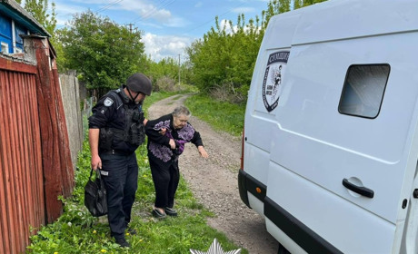 Пробите колесо не стало на заваді: поліцейські евакуювали двох мешканок Білопільської громади