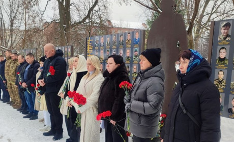 Чотири роки спротиву: у Шостці вшанували пам’ять Героїв, які стали живим щитом нашої свободи