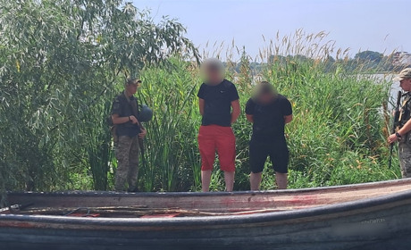 Уснули в лодке: пограничники задержали двух граждан Румынии на Дунае