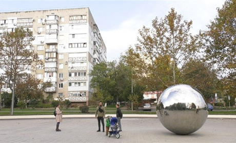 Дзеркало миру встановили на проспекті у Южному (ФОТО)
