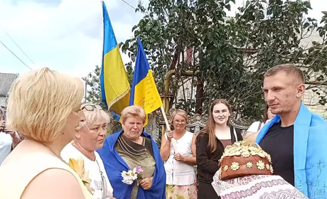 Нарешті вдома: Наталівська громада зустріла з полону захисника України Віталія Сєрого