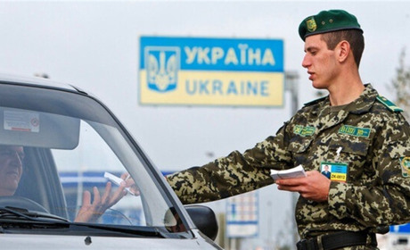 Посадовцям та держслужбовцям заборонили виїзд за кордон, навіть жінкам. Проте є винятки