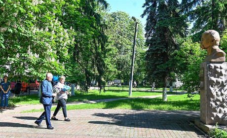 Шана Тарасу: на Кагарличчині до погрудь Тараса Шевченка, з нагоди перепоховання поета, поклали квіти