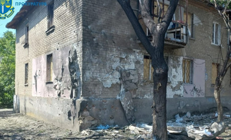 Нічна атака дронами по Херсону: Ворог поцілив по житлових кварталах, згорів будинок культури