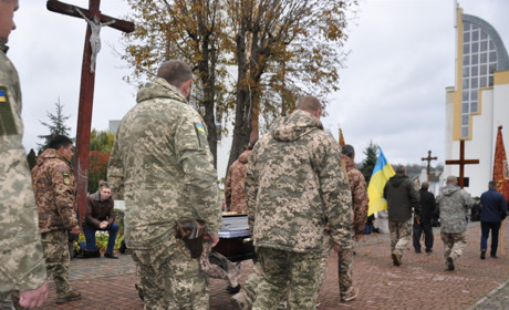 В останню дорогу до рідного дому вирушив воїн Солонський Денис з Давидківців, що на Чортківщині