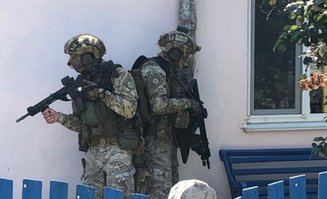 Забарикадувався і погрожує підірвати будинок