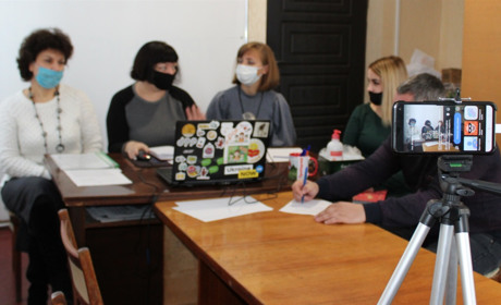 Діалог в студії про організацію дистанційного навчання школярів в умовах карантину в Троїцькій ОТГ