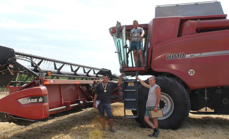 Жатва-2020: комбайнер работал со сломанной рукой и вышел победителем 