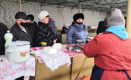 Замало привезли «молочки», а живої риби не було взагалі. Репортаж із недільних торгів