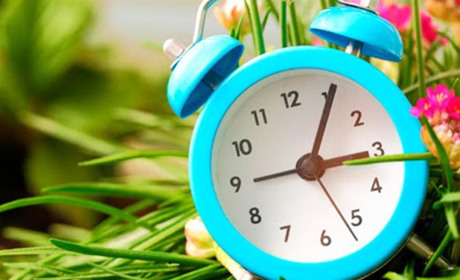 Перехід на літній час 2022: Україна переводить годинники