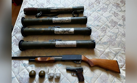 У Херсоні правоохоронці виявили схрон зброї та боєприпасів у квартирі колаборанта