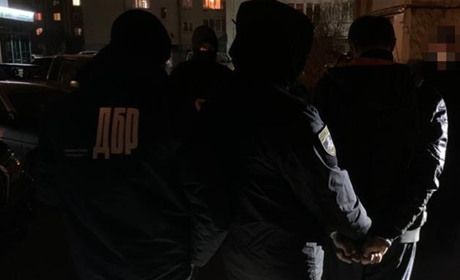 ДБР викрило злочинну мережу з вирощування та збуту канабісу за участю поліцейського з Прикарпаття 
