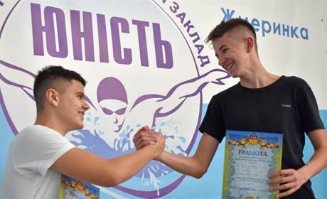 У Жмеринці понад 100 дітей безкоштовно займаються плаванням: хто став переможцем змагань