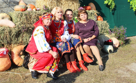 Ходив гарбуз по городу: як у Маломиколаївці започаткували новий фестиваль