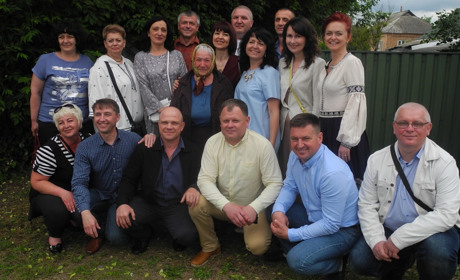 «Наша класна мама!» На 30-річчя після закінчення школи випускники навідали улюблену вчительку