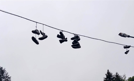 Чому у Парку Слави взуття висить на дротах: пояснення жовтоводців і цікаві версії з усього світу