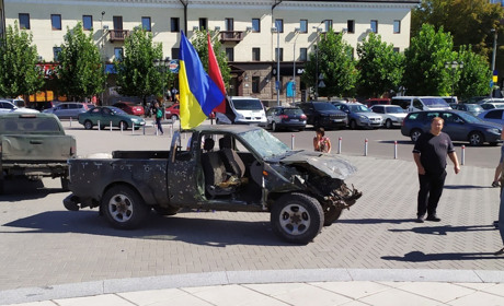 Збір коштів на нову машину для 3-ї штурмової бригади: чому в центрі Умані стоїть розбите авто