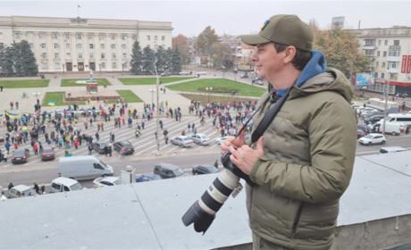 На «1+1 Україна» відбудеться прем’єра документального фільму Дмитра Комарова «Рік. Херсон»