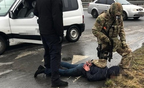 Поблизу Новограда СБУ блокувала незаконний збут зброї
