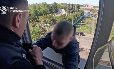 У Сарнах чоловік намагався вистрибнути з вікна — його врятували