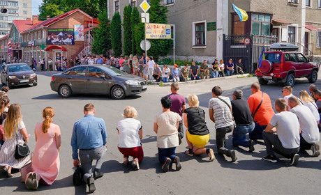 Жмеринка на колінах зустріла загиблого на війні Героя Руслана Байбарзу