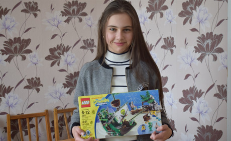 Марія Туровська із гімназії отримала набір LEGO від Захара Ліскового