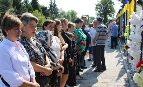 Вісім стел із портретами загиблих захисників відкрили на Алеї Героїв у Ташані
