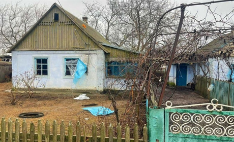 Армія рф на Херсонщині обстрілює житлові квартали та інфраструктуру: фото наслідків ворожих атак
