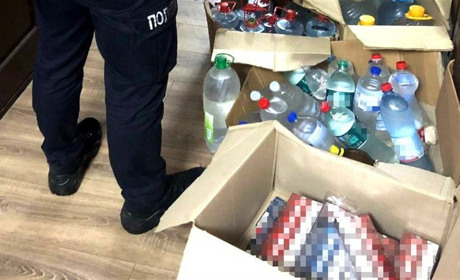 Без акцизу: у жителя Сарненського району знайшли понад 150 пачок цигарок і майже 100 літрів спирту