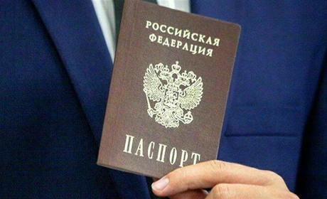 Судитимуть трьох колаборанток, які допомагали окупантам у Херсоні видавати паспорти рф