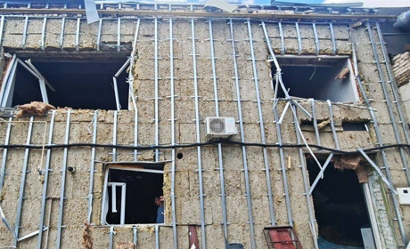 На Херсонщині окупанти завдали ударів по житлових будинках, мікроавтобусу, автівках