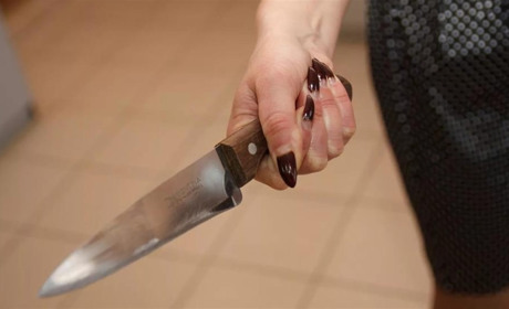У Городку винесли вирок жінці, яка під час сварки поранила сусіда ножем
