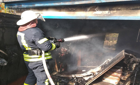 У Білокуракиному Сватівського району горів гараж: подробиці