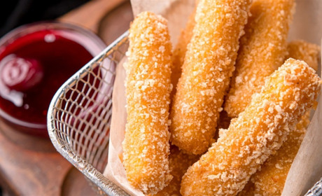 Рецепт дня: сирні палички з ягідним соусом