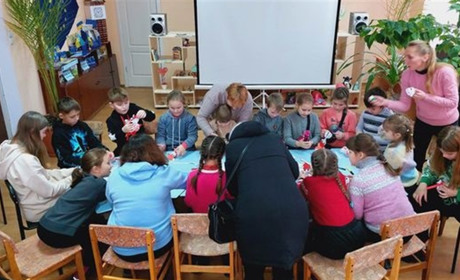 У Білопіллі, в "Майстерні Святого Миколая" діти виготовляють іграшки та інші поробки