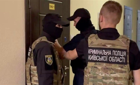 Поліція Київщини викрила шахраїв, які під виглядом «допомоги» ошукали жінку з Дівичок ВІДЕО