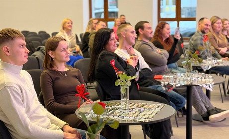 Закохані пари Звягеля змагалися за подарунки та збирали на зарядну станцію для ЗСУ