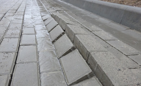 У Городку по вулиці Гончара просіла бруківка. Як відреагували у міській раді