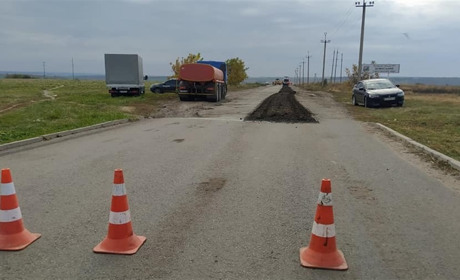 Відео дня: дорожники ремонтують дорогу з Лозової на Домаху