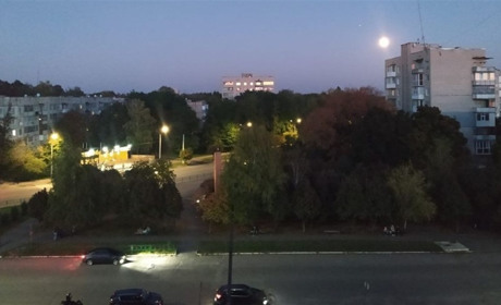 У Лозовій вперше від початку війни включили вуличні ліхтарі. Де світять