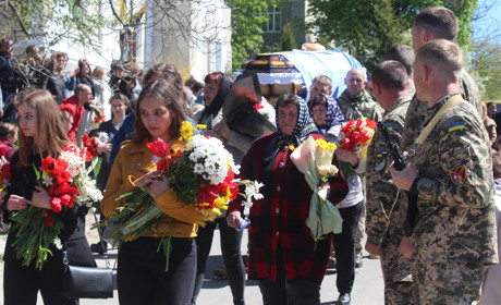 Йому відірвало руку, а осколки попали у спину, — Єлизавета про смерть свого Героя