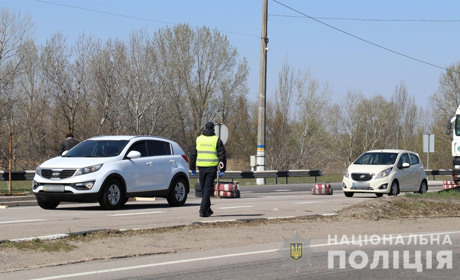 Поліцейські складають адмінпротоколи 
