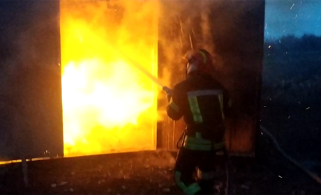 У Сватовому через підпал трави загорівся гараж