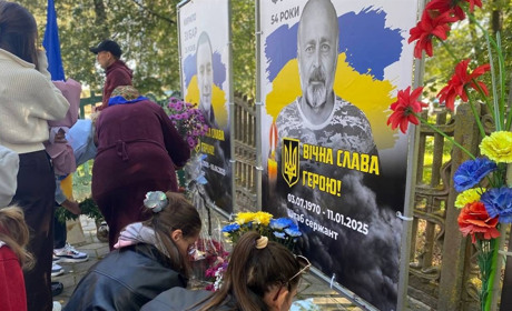 В Суслах та Івашківці на Алеях Слави Героїв додали банери з портретами загиблих воїнів