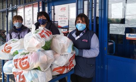 Мешканці Сватівського району отримують продуктові набори. Від кого і кому роздають