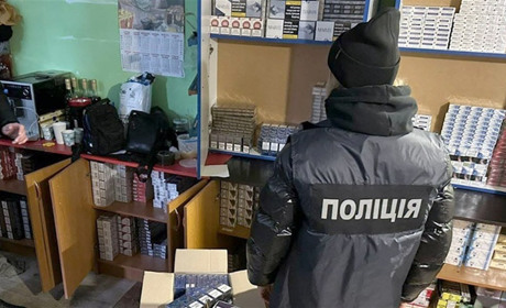 У мешканця Шепетівщини виявили контрафактну продукцію та незареєстрований автомат