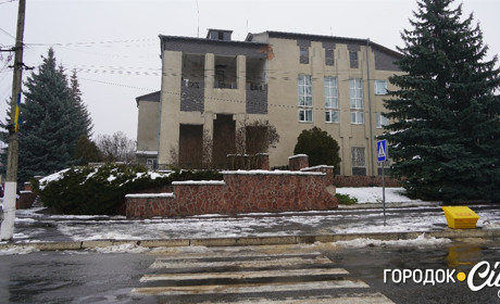 У Городку відремонтують дах будівлі Казначейства: міськрада виділила кошти